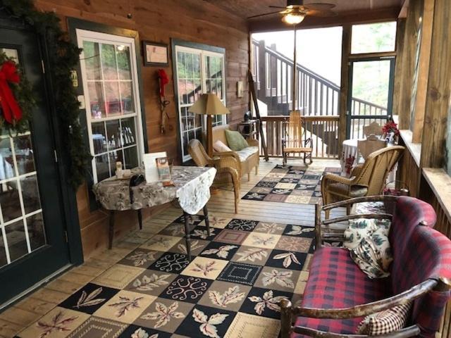 דלונגה Long Mountain Lodge Bed & Breakfast חדר תמונה