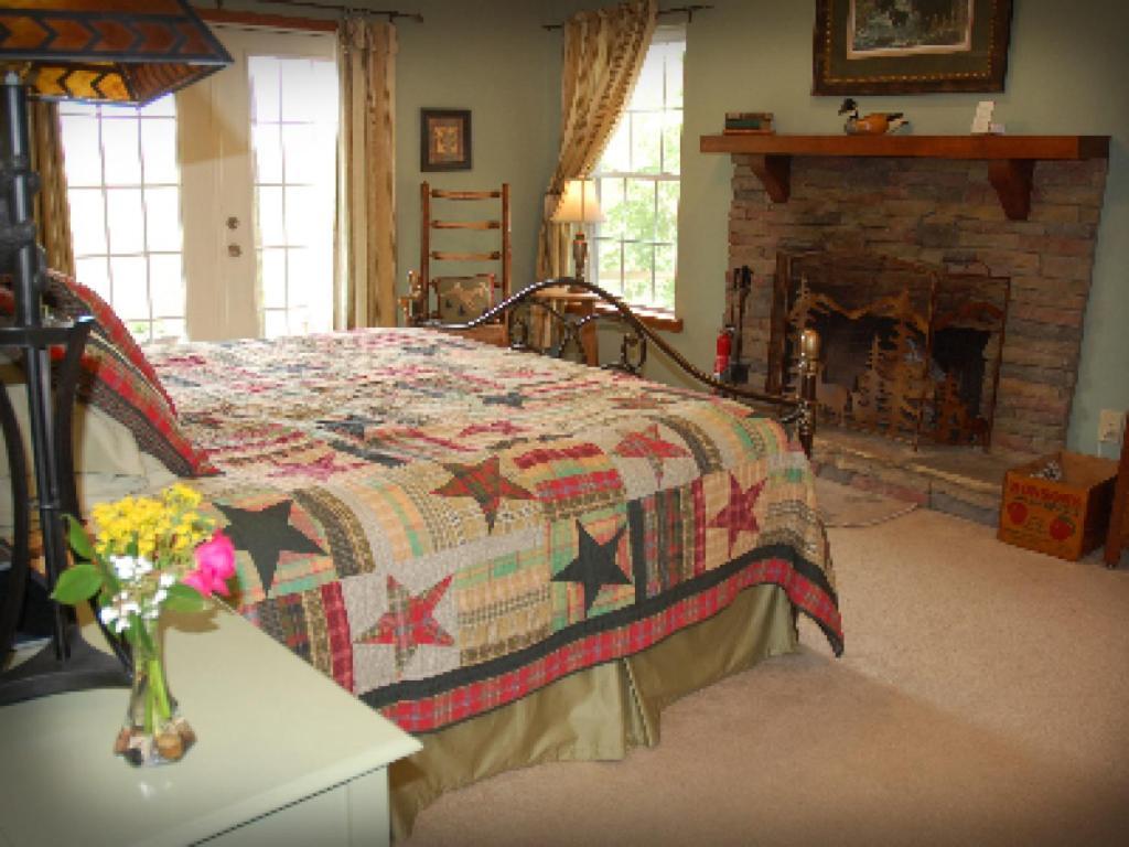 דלונגה Long Mountain Lodge Bed & Breakfast חדר תמונה