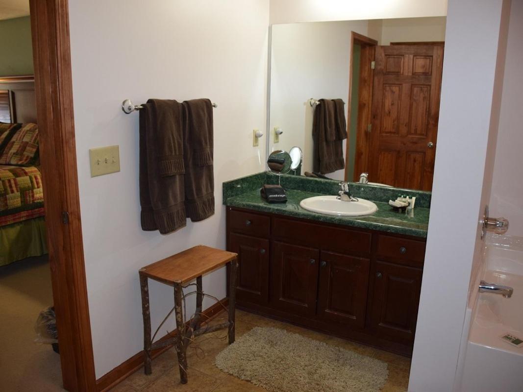 דלונגה Long Mountain Lodge Bed & Breakfast מראה חיצוני תמונה