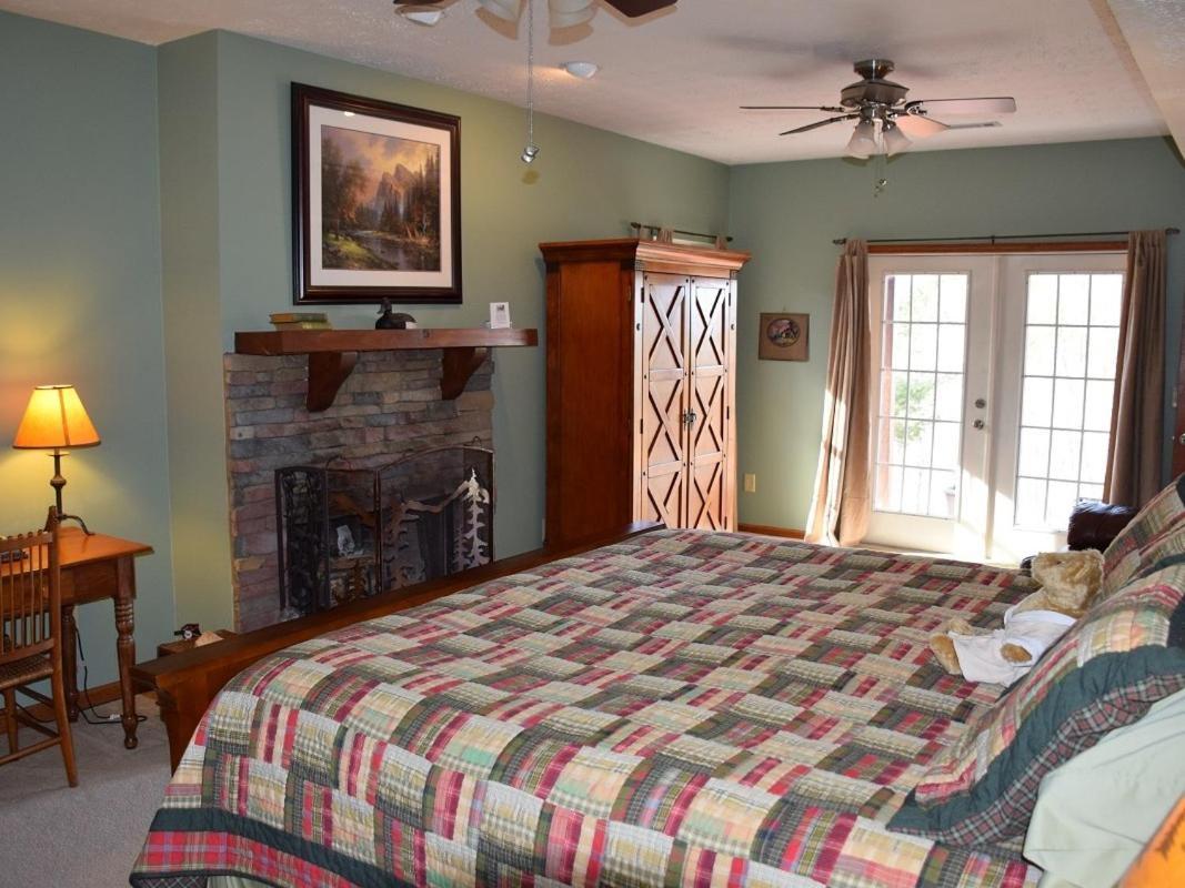 דלונגה Long Mountain Lodge Bed & Breakfast חדר תמונה