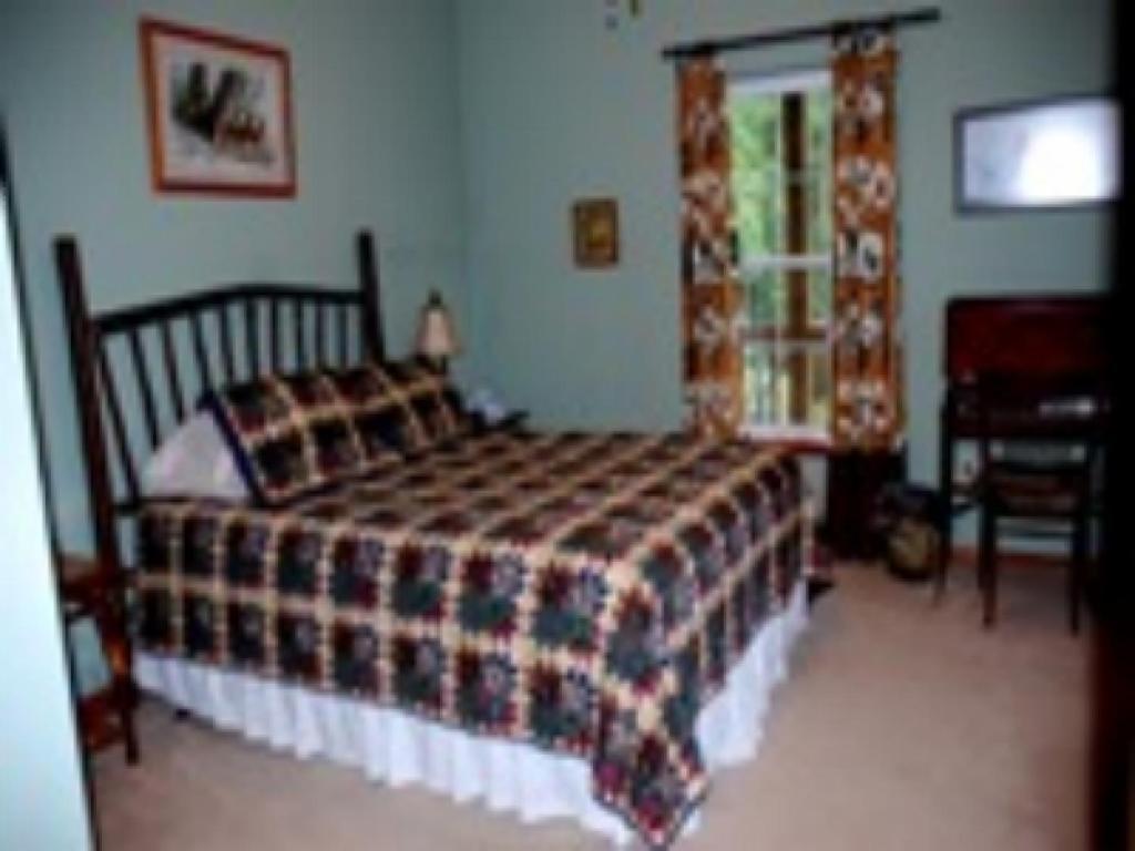 דלונגה Long Mountain Lodge Bed & Breakfast חדר תמונה