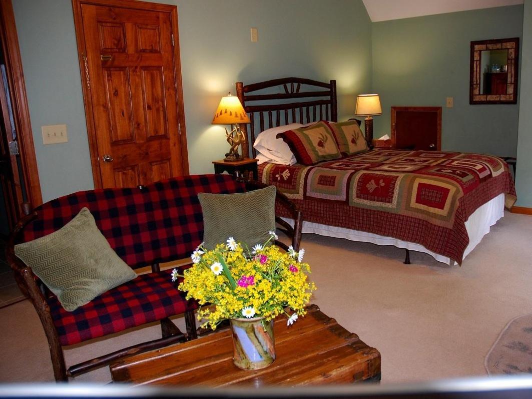 דלונגה Long Mountain Lodge Bed & Breakfast חדר תמונה