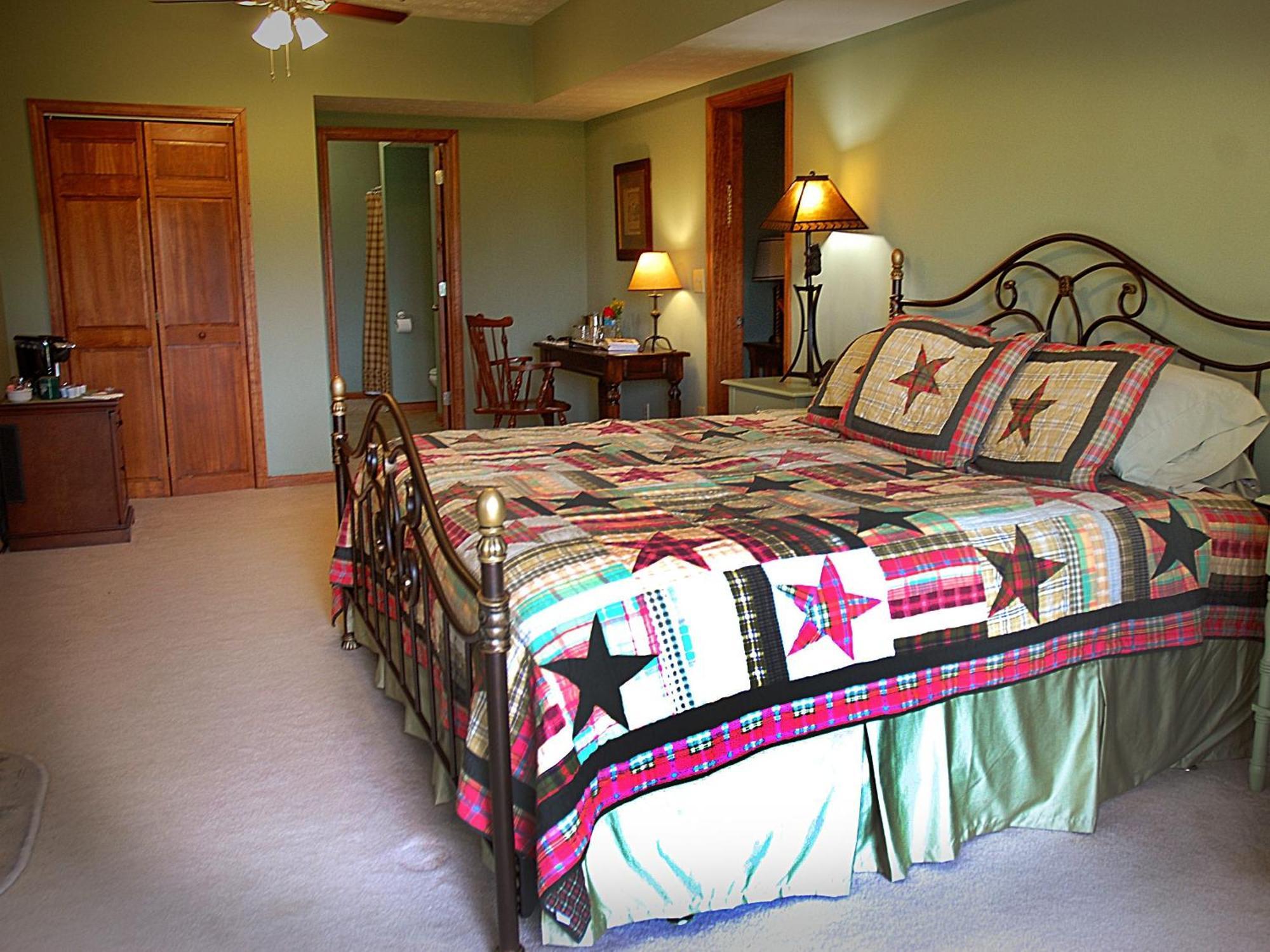 דלונגה Long Mountain Lodge Bed & Breakfast חדר תמונה